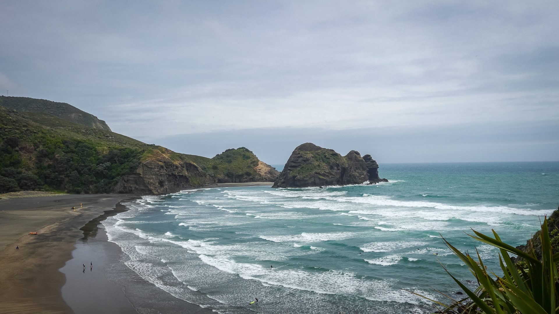 Der Blick vom Lions Rock auf Piha Beach