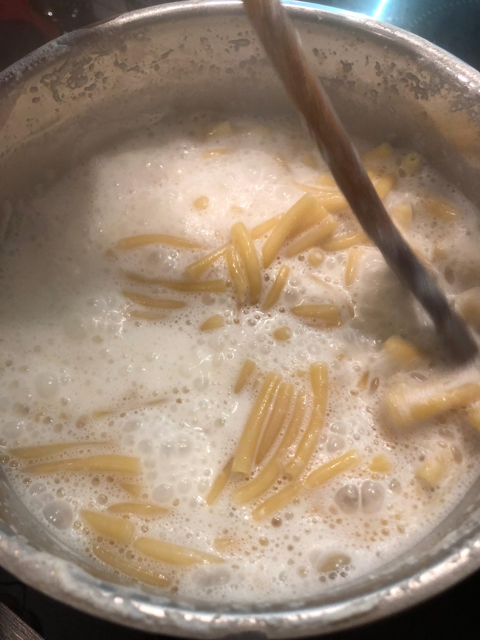 Nudeln in der Milch kochen