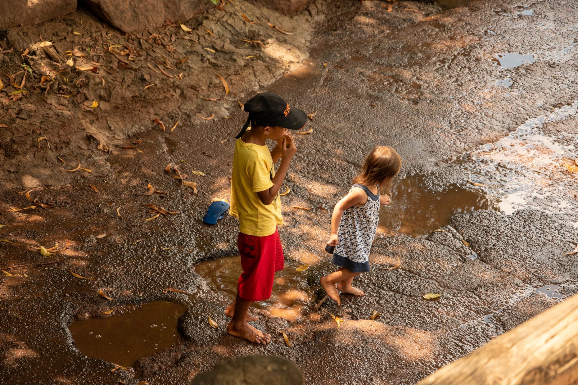 und spielende Kids in ufernähe